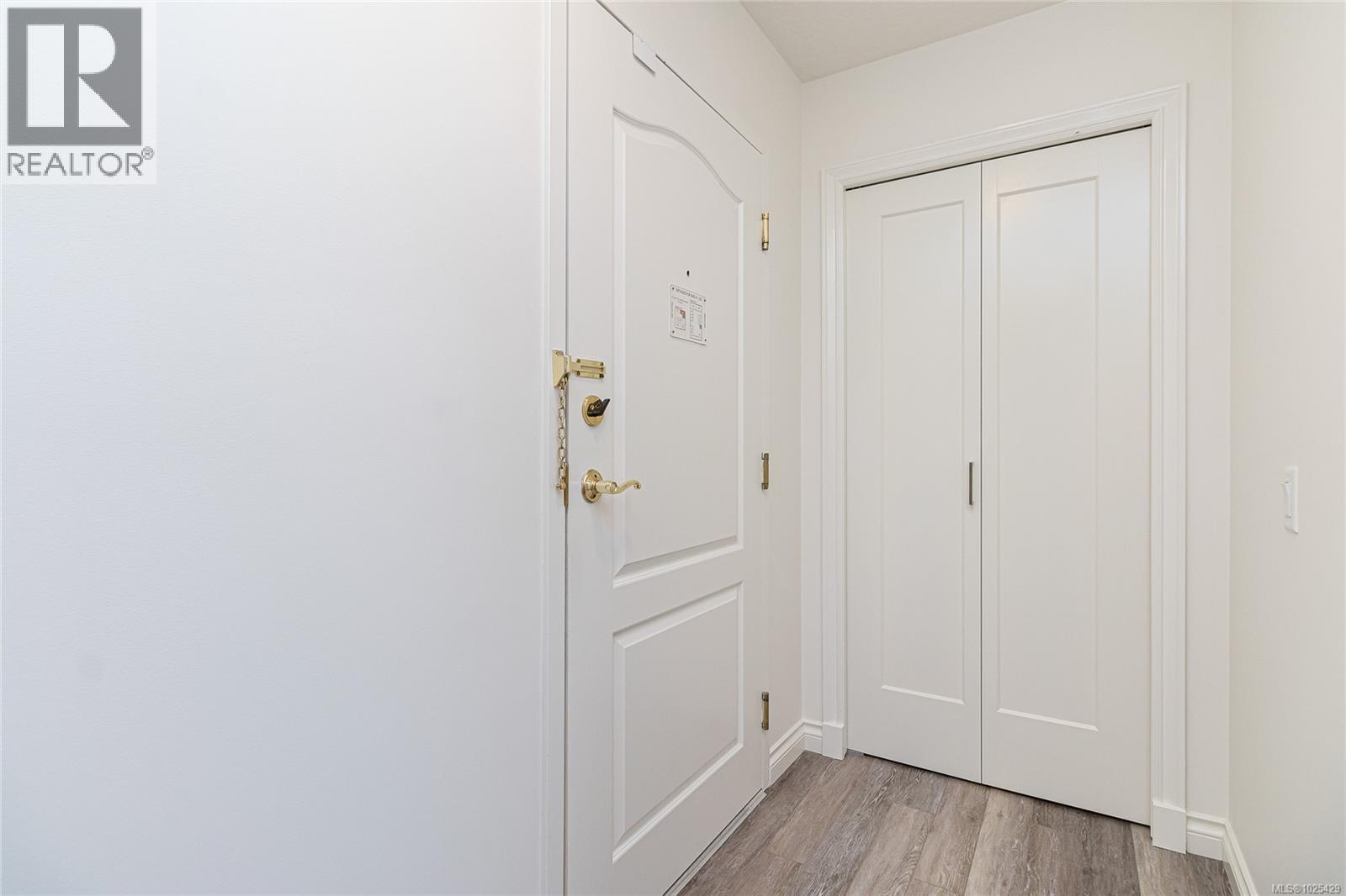 3133 Tillicum Unit 102 photo 5