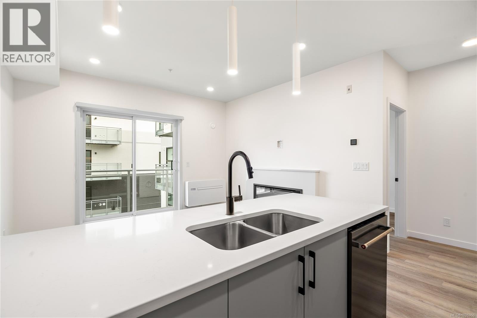1102 Esquimalt Unit 302 photo 3
