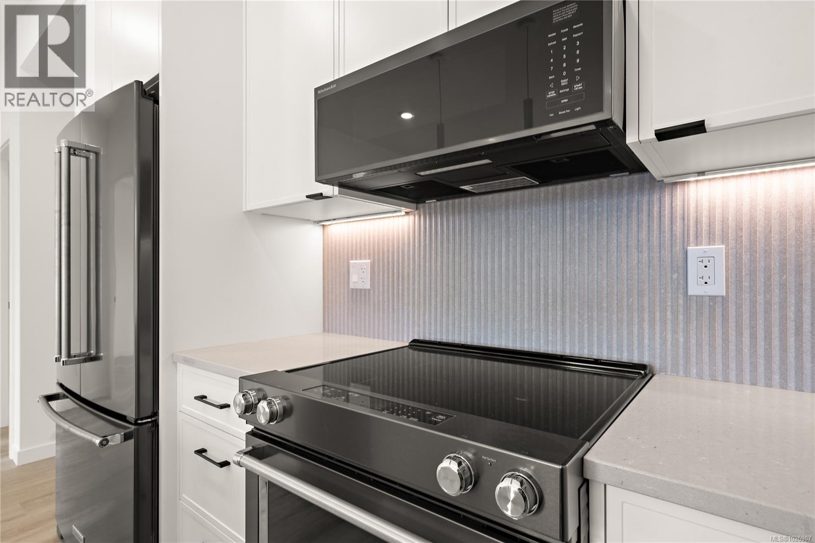1102 Esquimalt Unit 303 photo 3