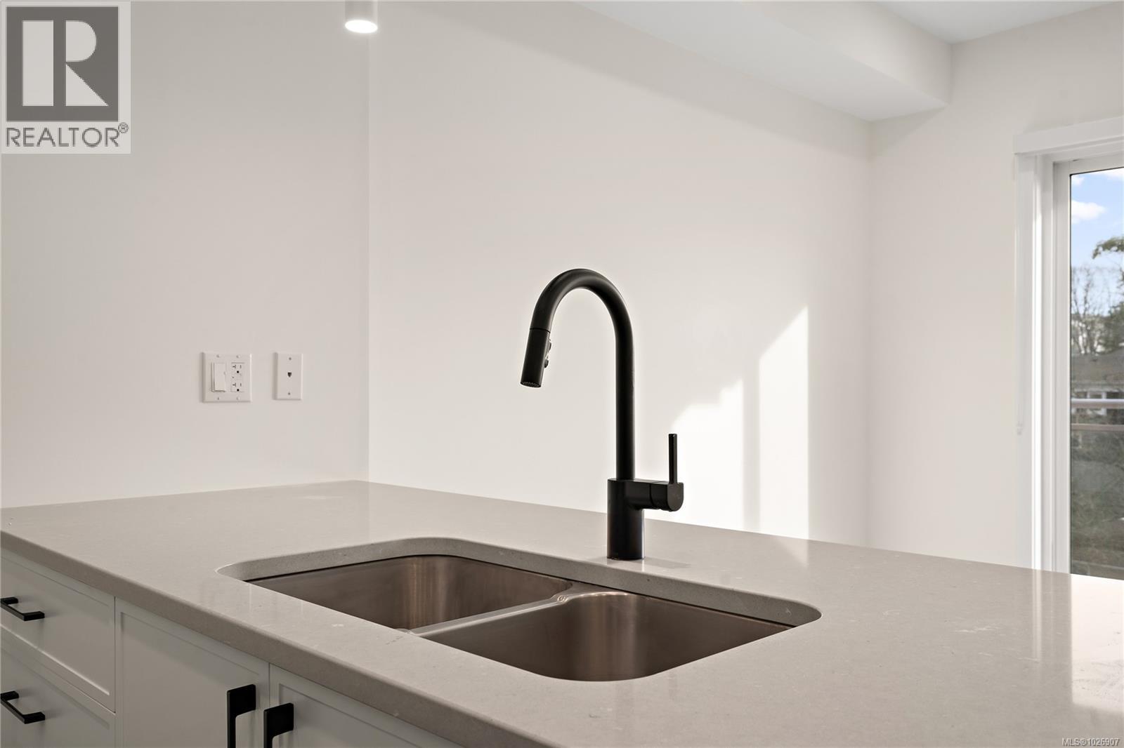 1102 Esquimalt Unit 303 photo 4