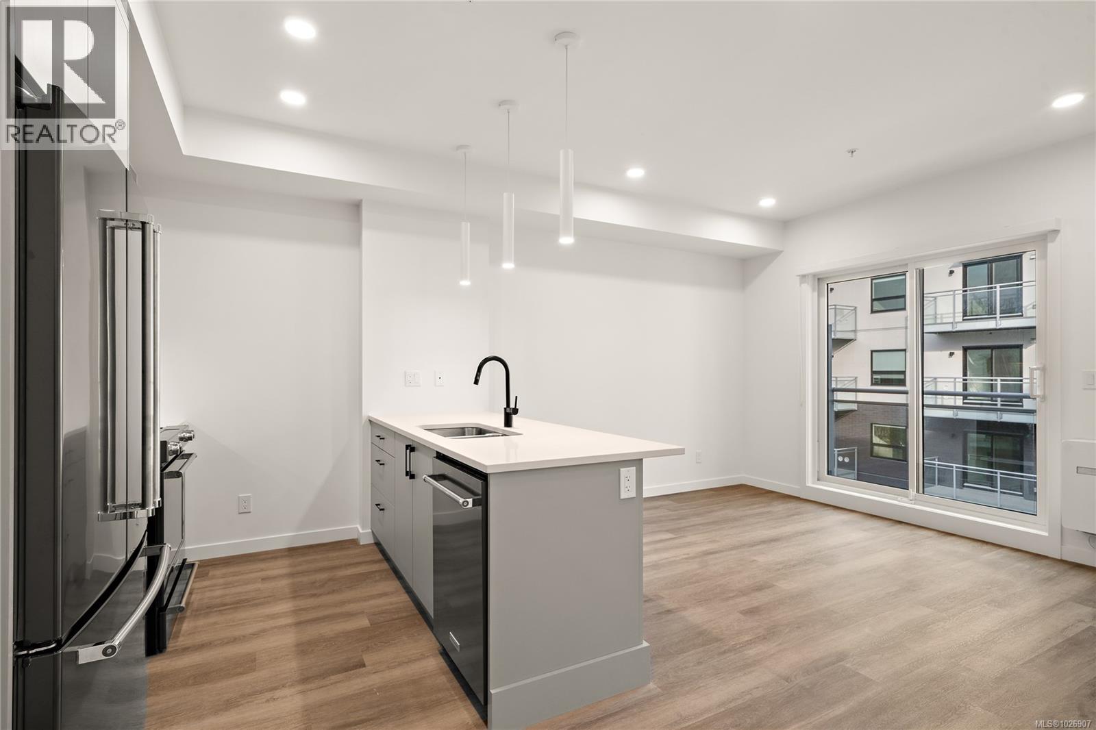 1102 Esquimalt Unit 303 photo 5
