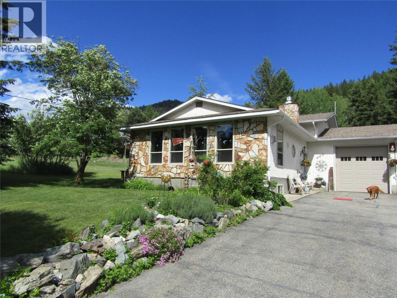 884 Strathmore