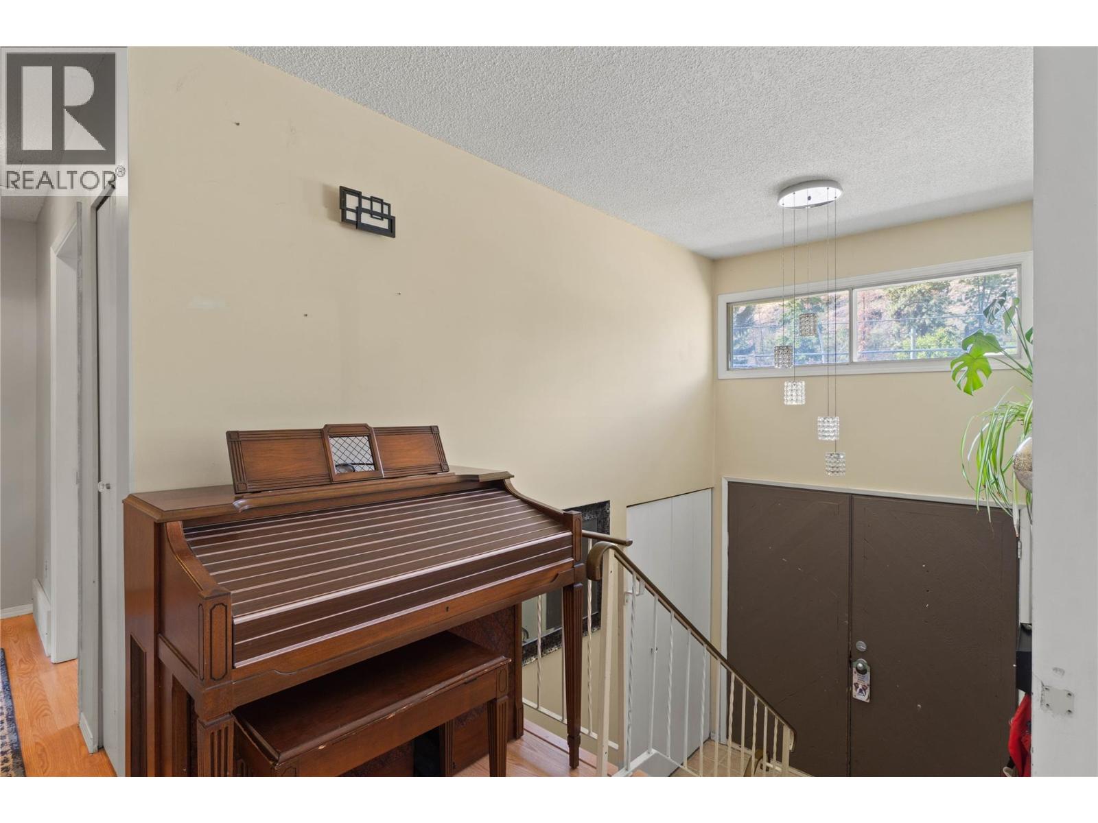 1680 Mt. Dufferin photo 3