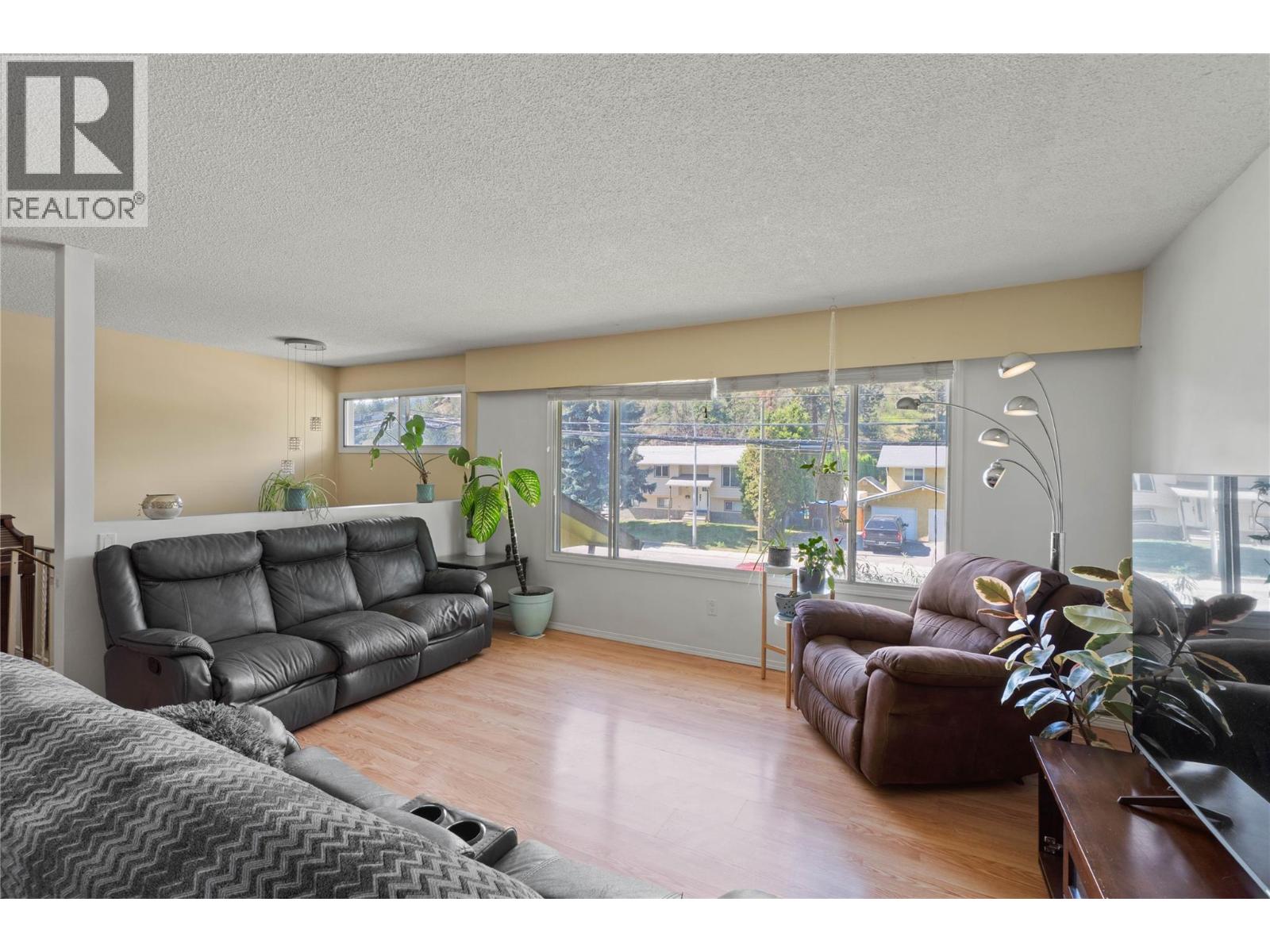1680 Mt. Dufferin photo 4