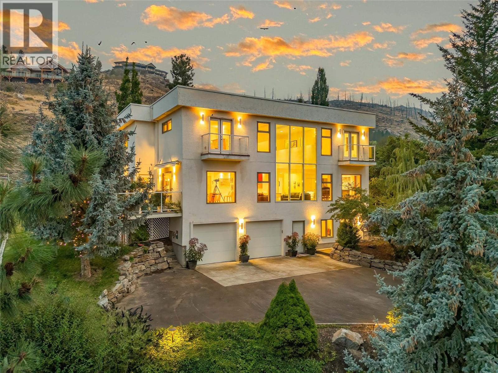 5851 Lakeshore