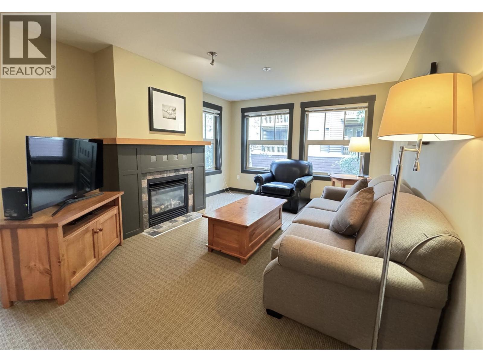 2064 Summit Unit 211