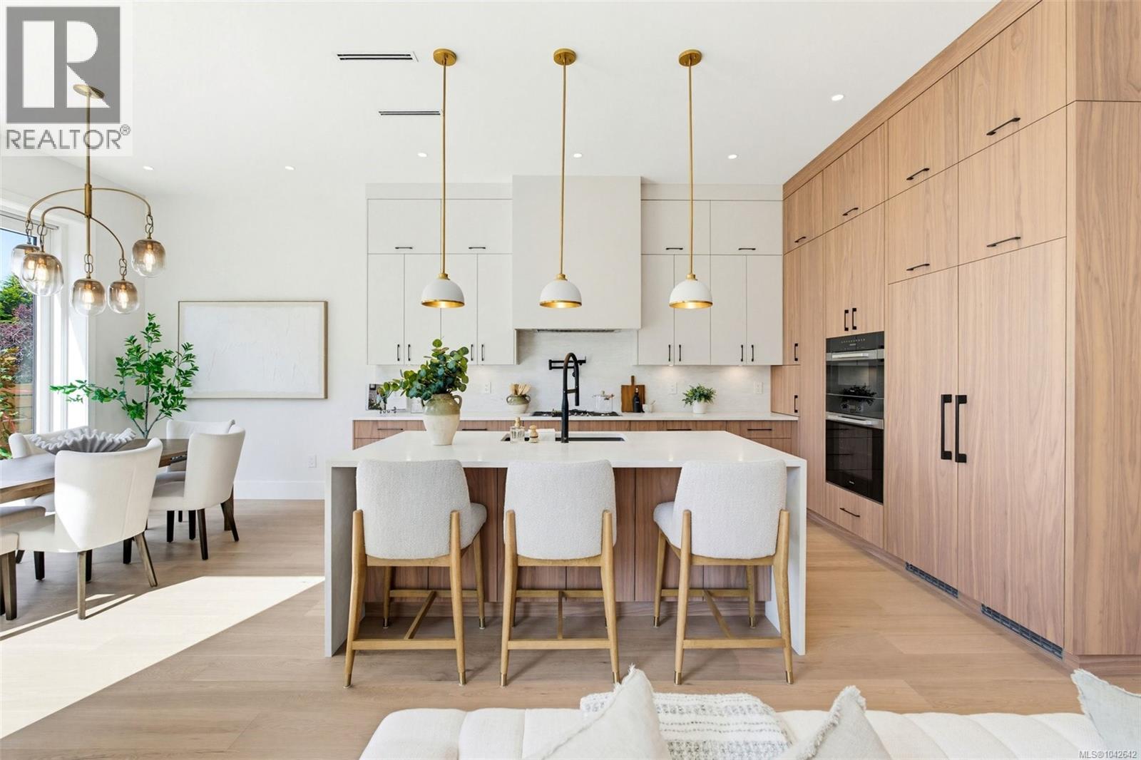3022 Cadboro Bay Unit 1