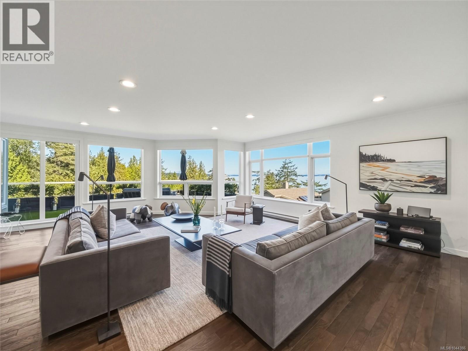 4771 Cordova Bay Unit 1 photo 2