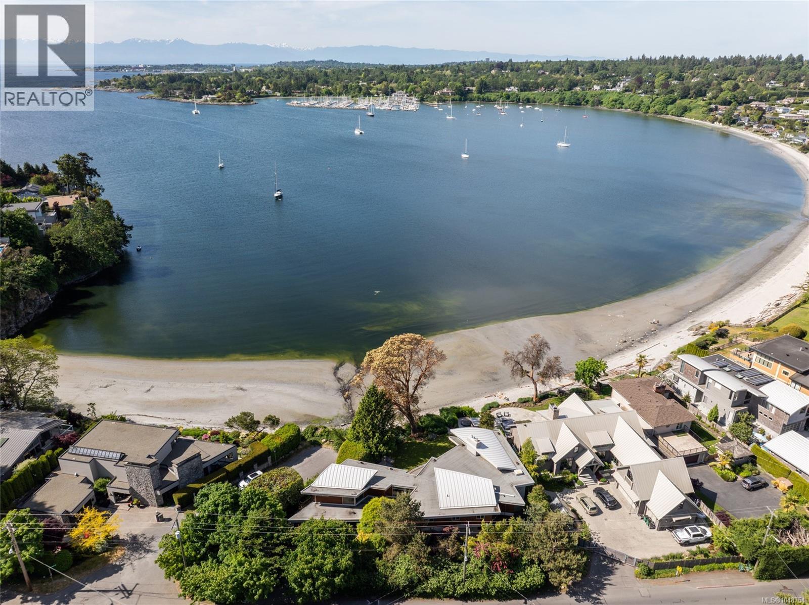 3931 Cadboro Bay