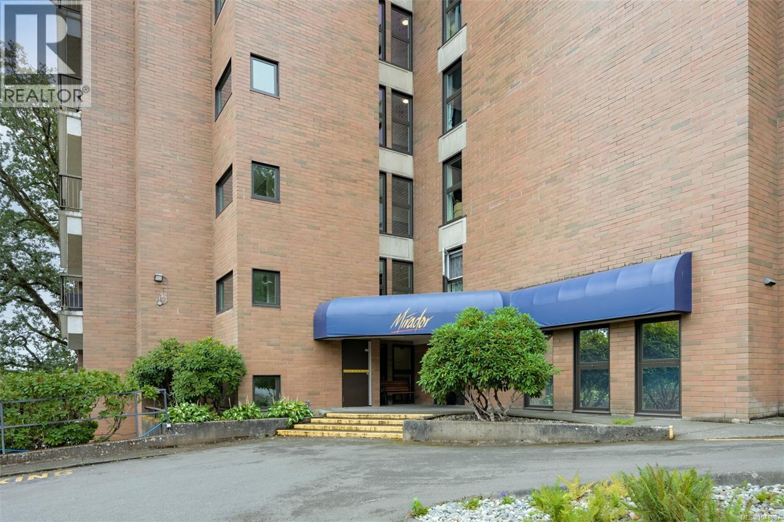 4030 Quadra Unit 201 photo 2