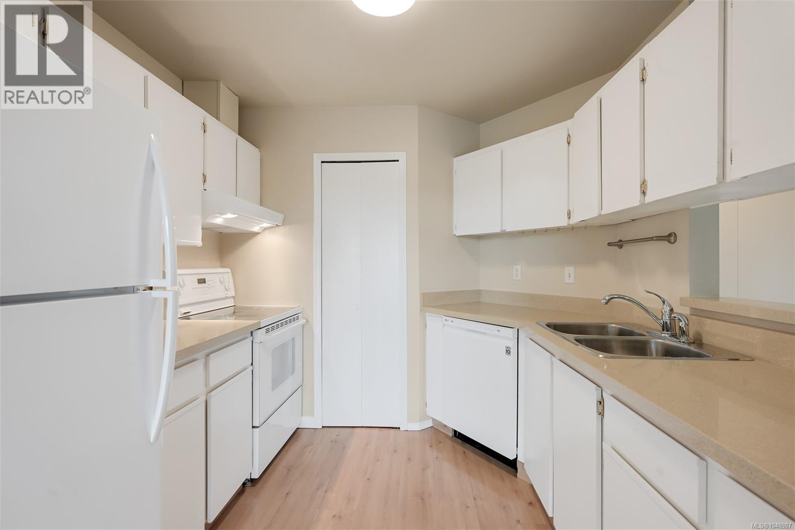 4030 Quadra Unit 201 photo 3