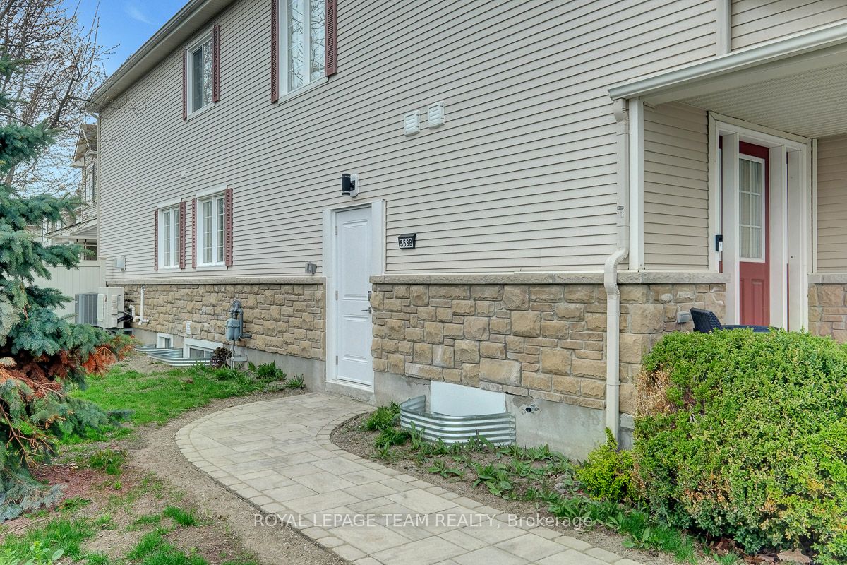 558 Ashbourne Unit B photo 5