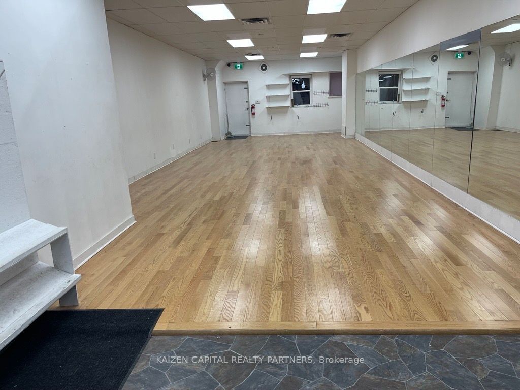 2637 Eglinton photo 2