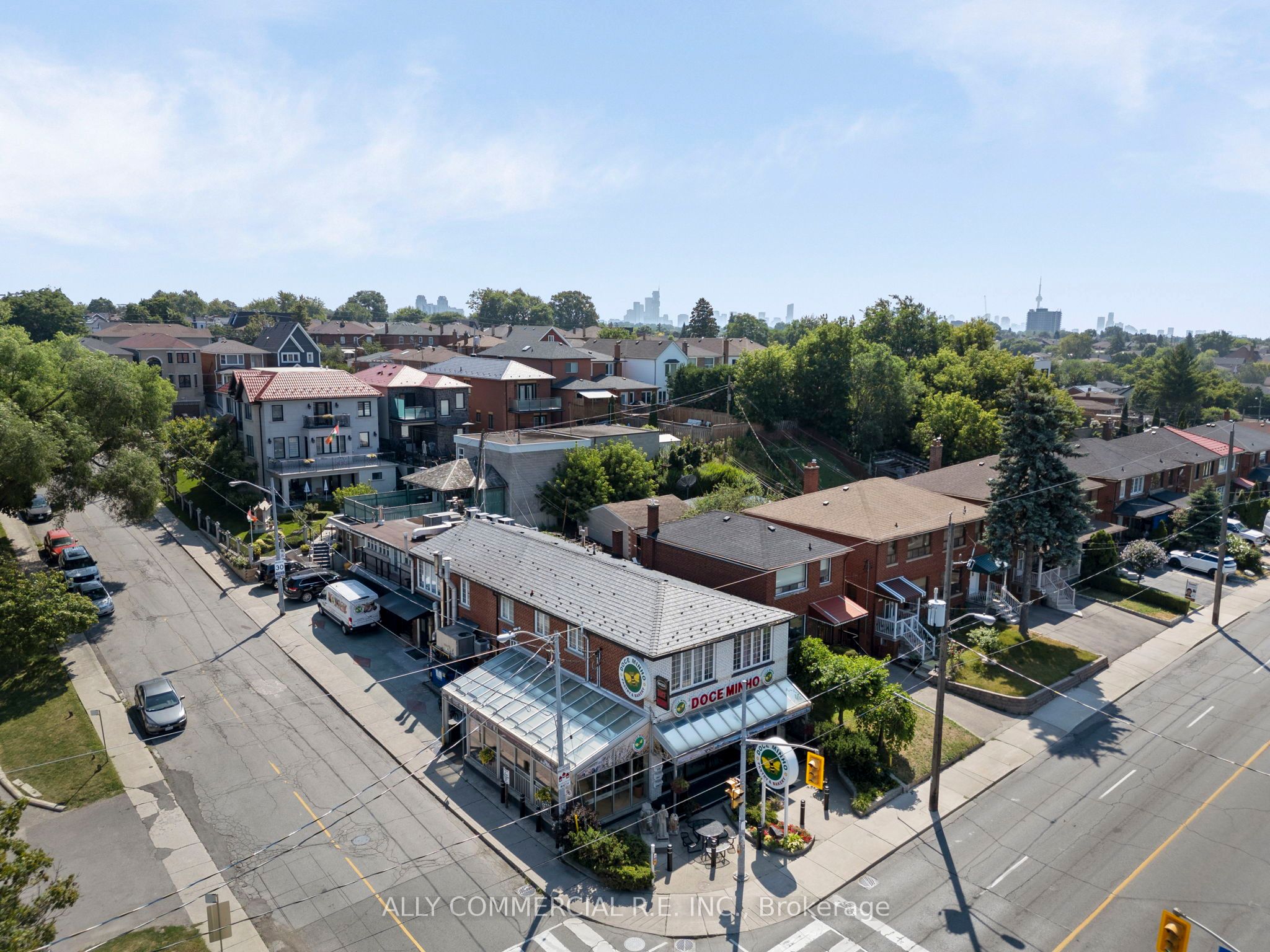 2189 Dufferin photo 2