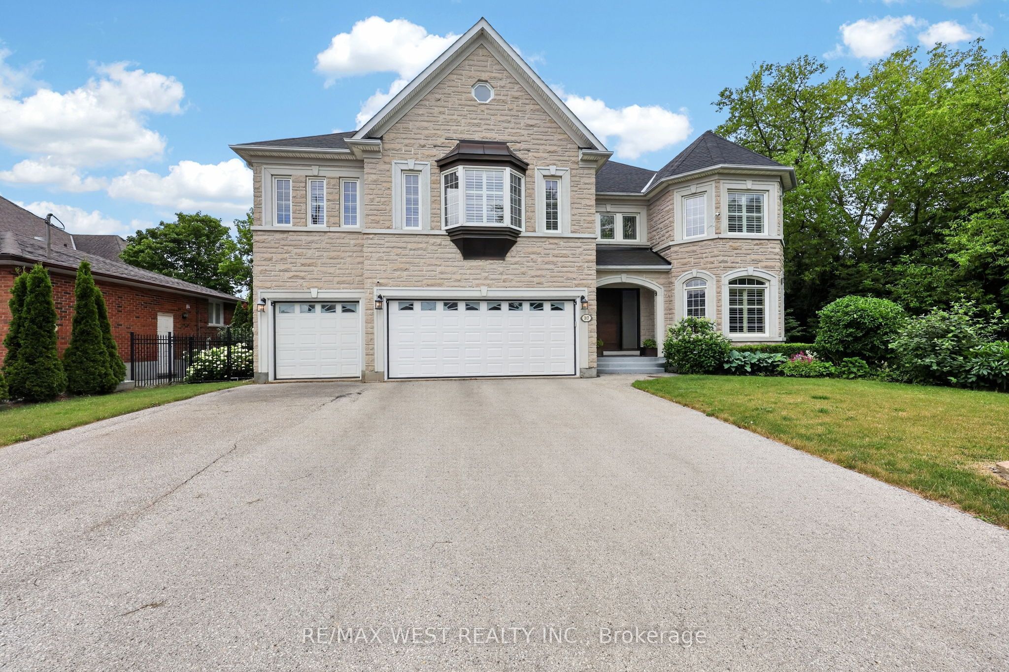 37 Maple Grove photo 3
