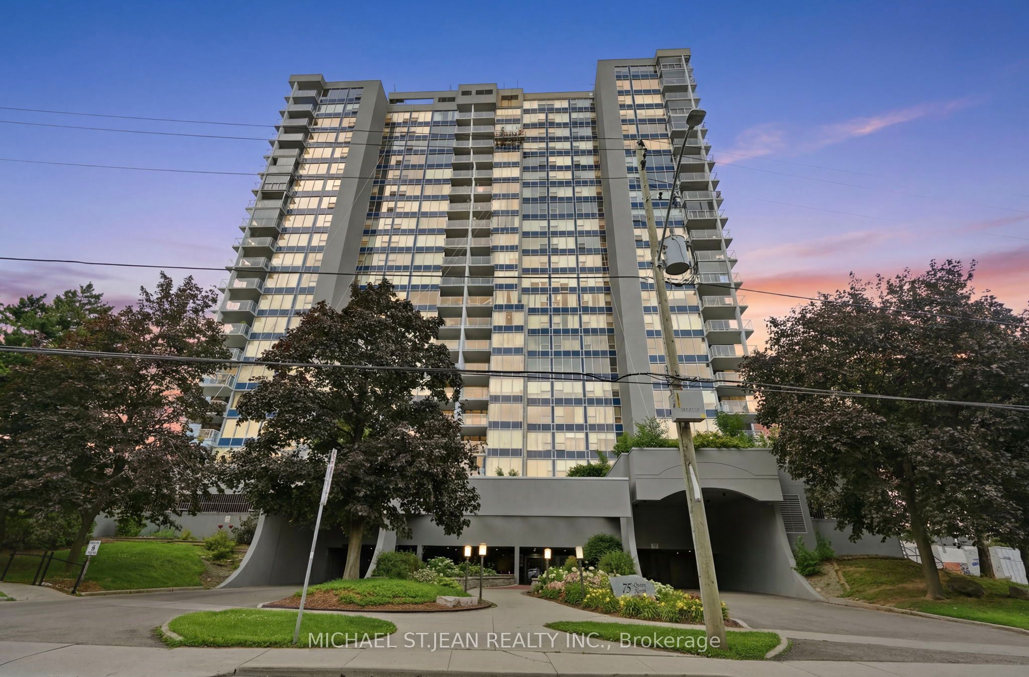 75 QUEEN Unit 1702