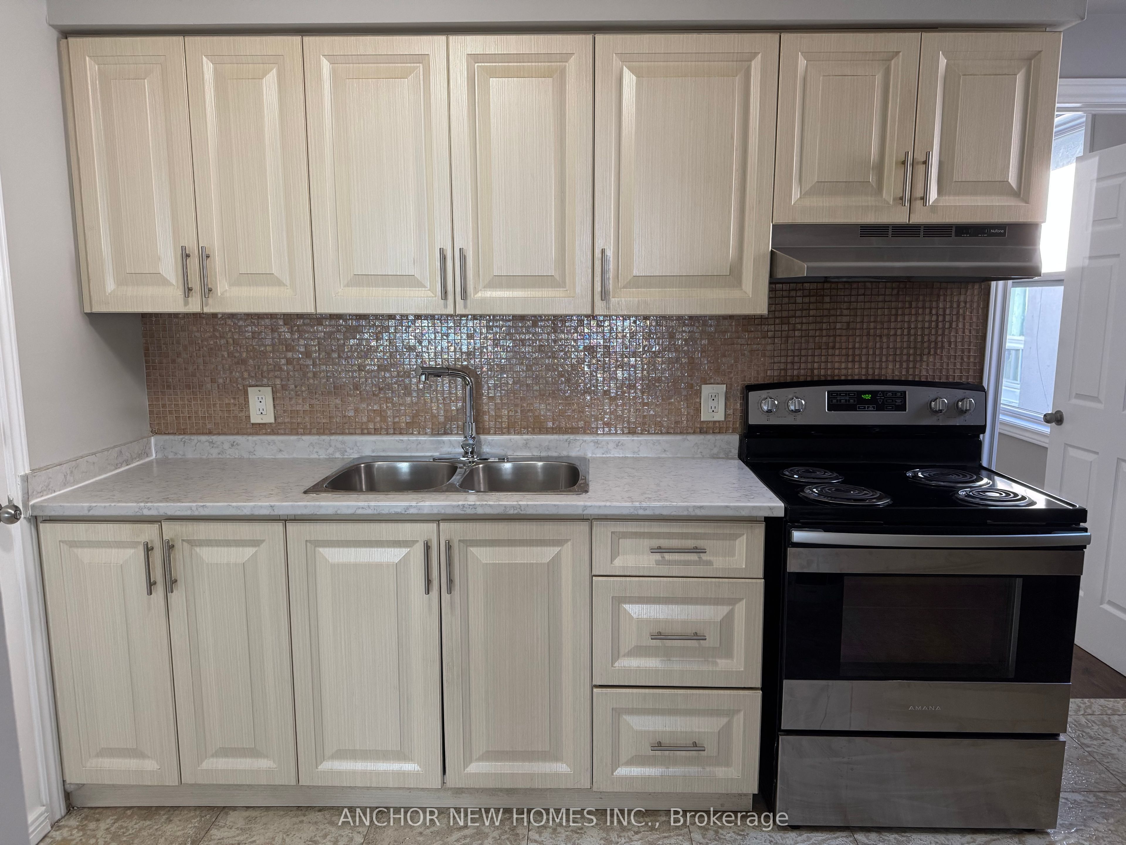 1598 Eglinton Unit 2 photo 2