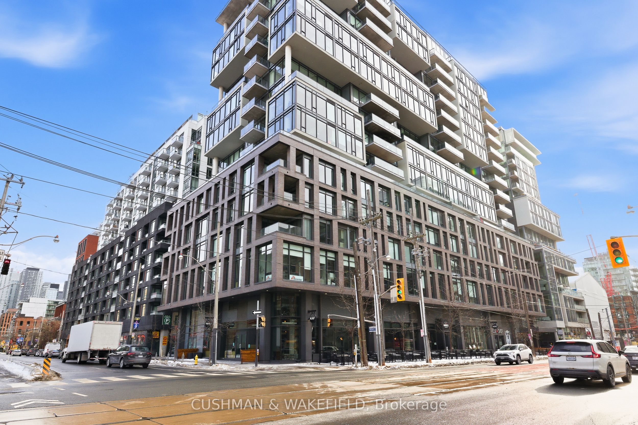 111 Bathurst photo 3