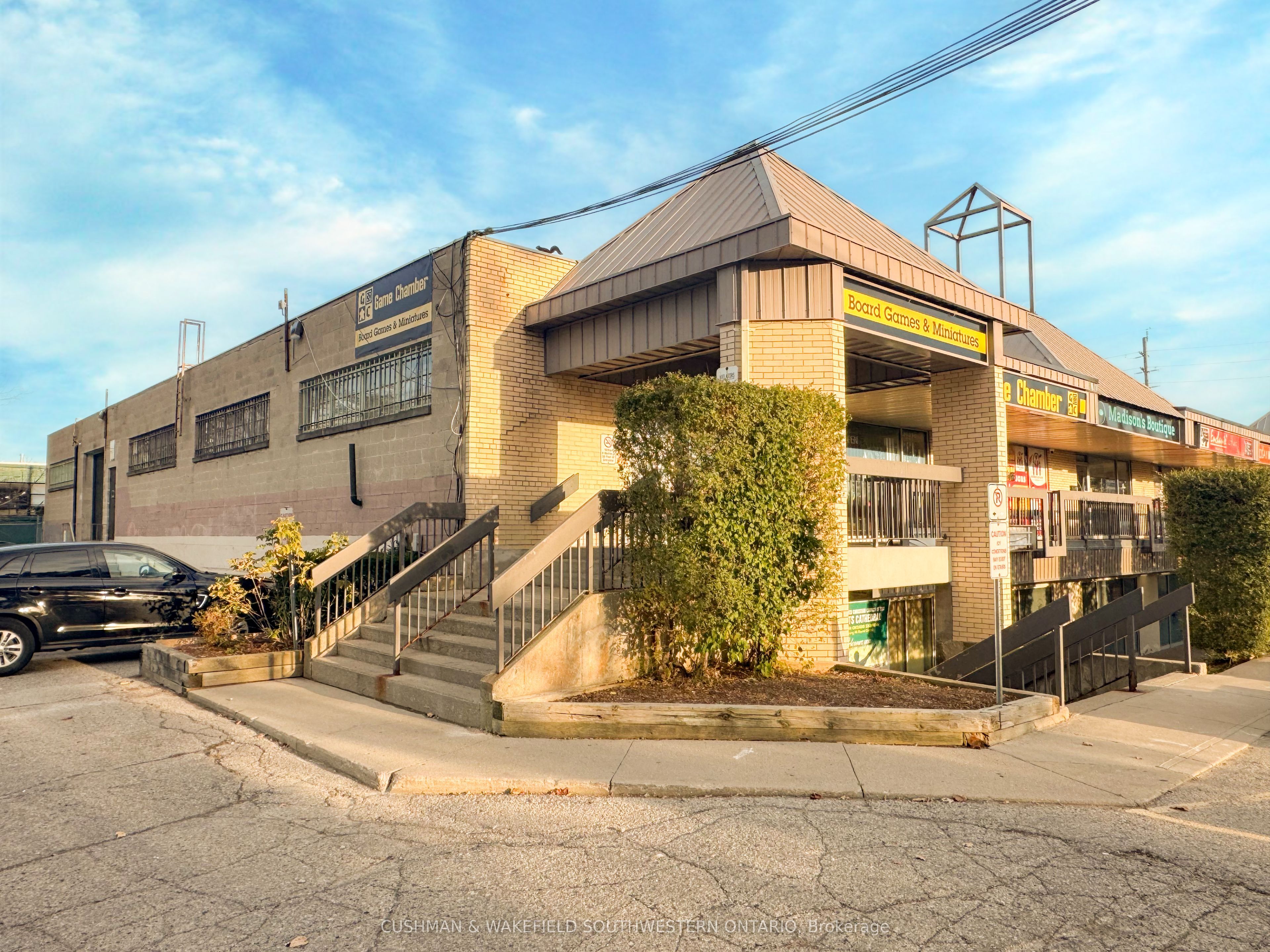 1700 Dundas Unit 6