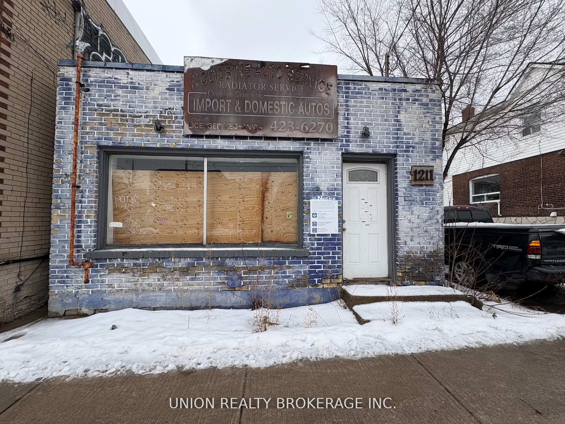 1211 Woodbine