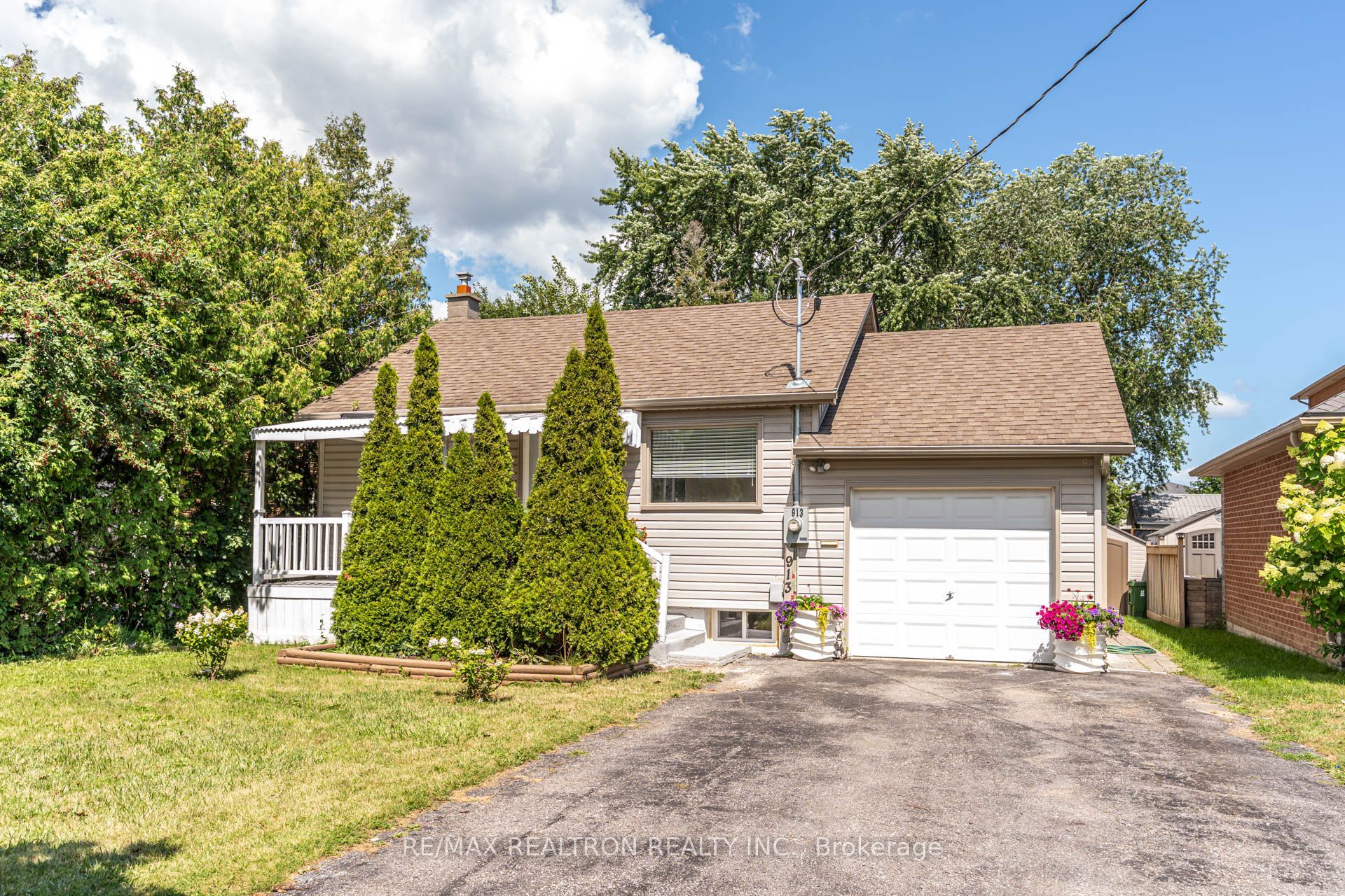 913 Pickering Beach photo 2