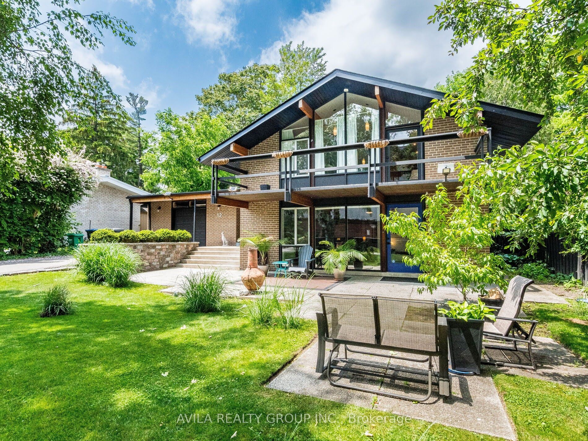 12 Woodbrook