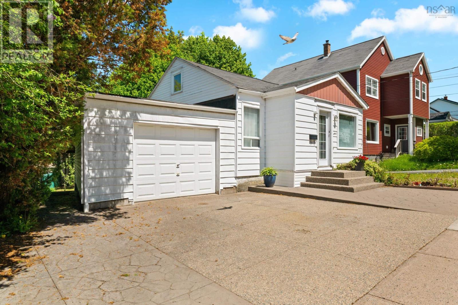 6477 Roslyn