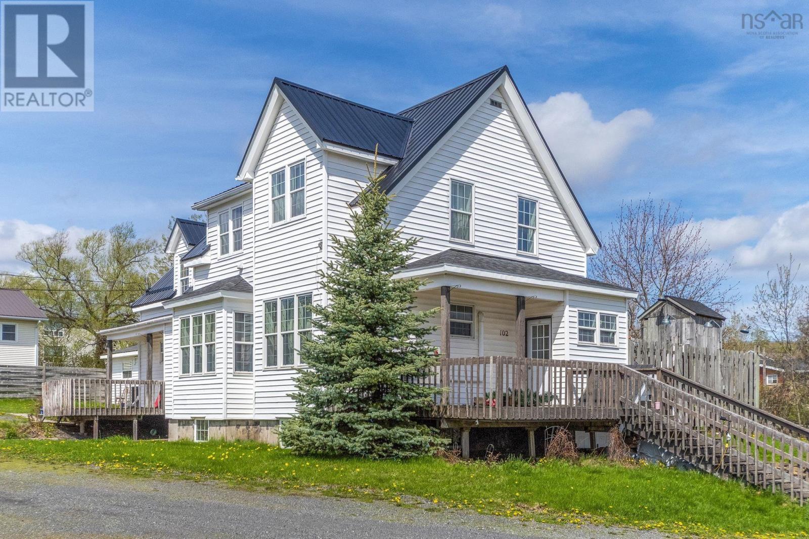 102 North Foord
