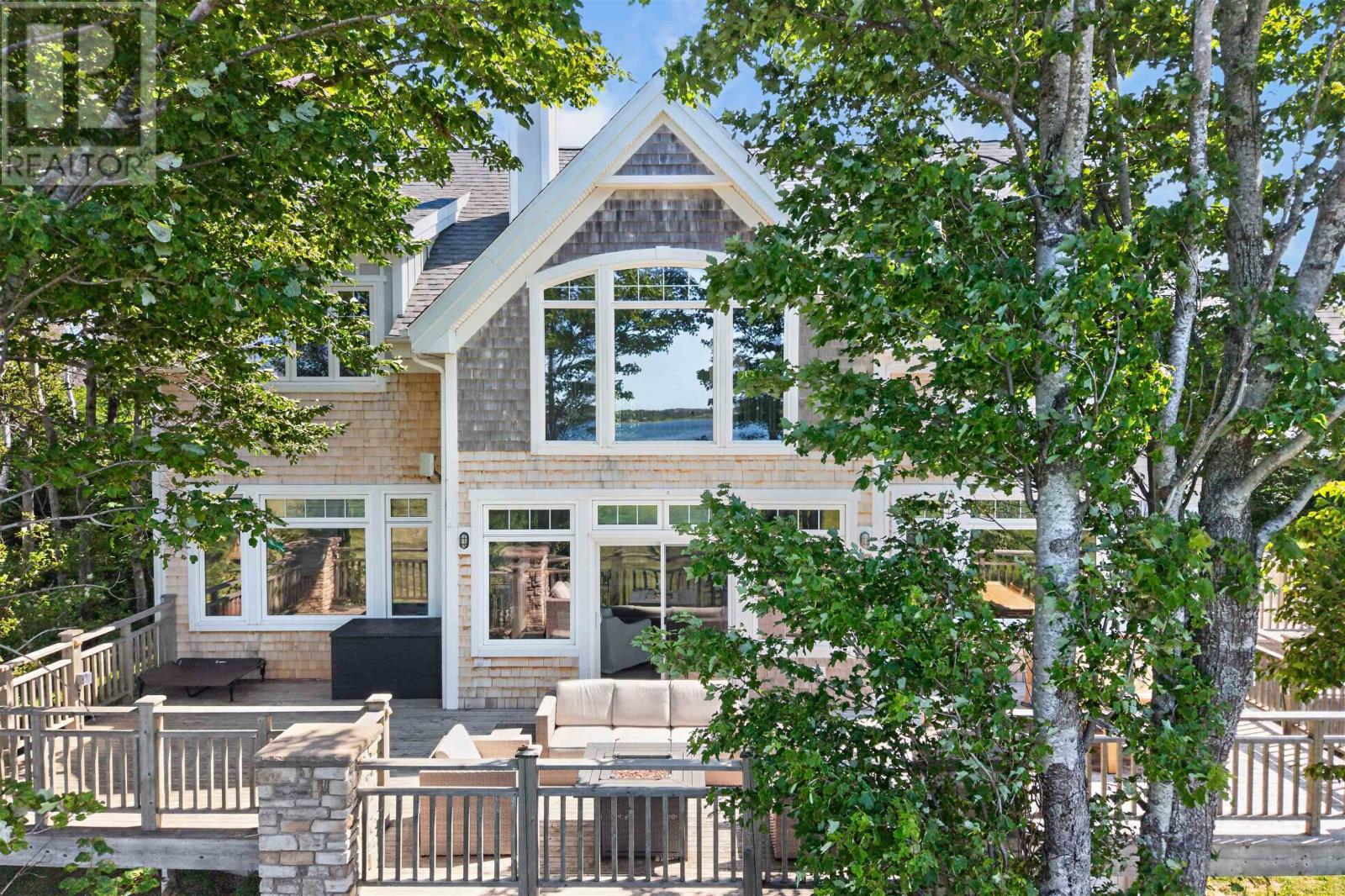 372 MacMillan Point