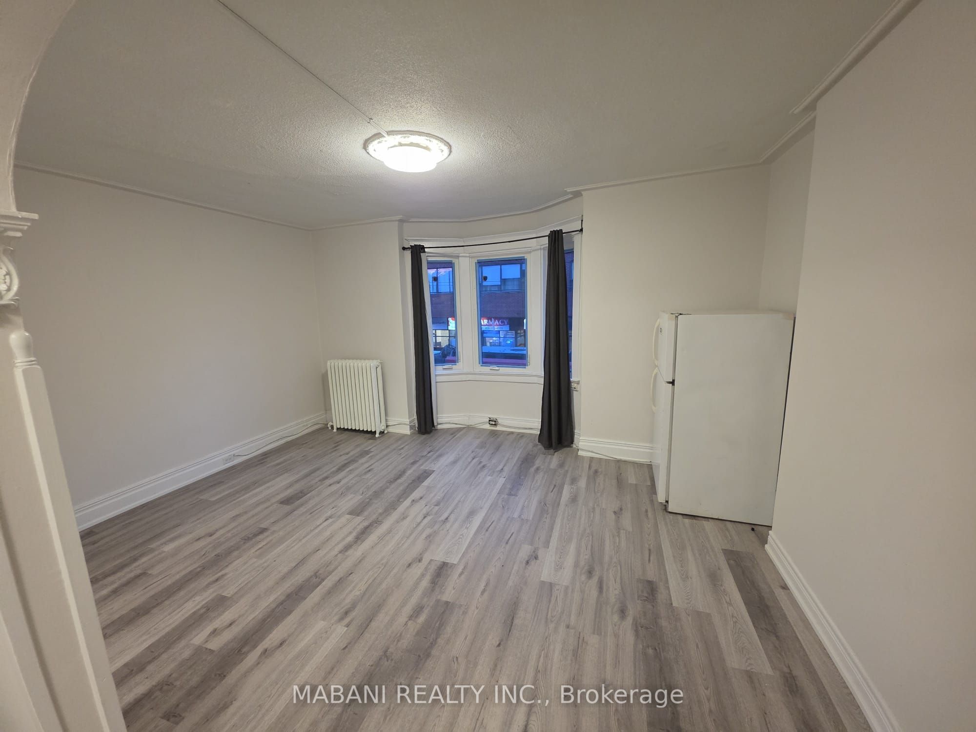 2239 Dundas photo 2