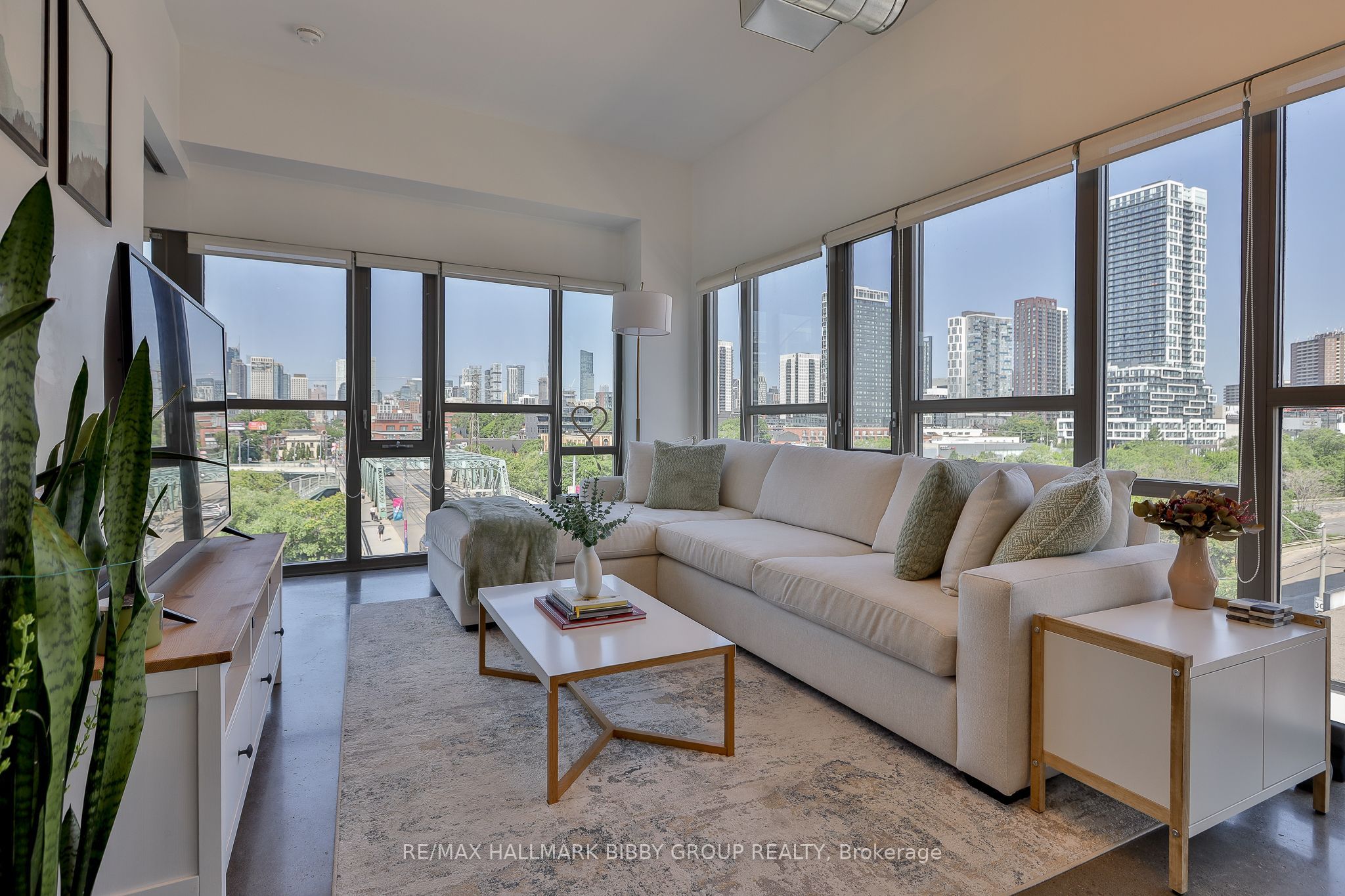 625 Queen Unit 409