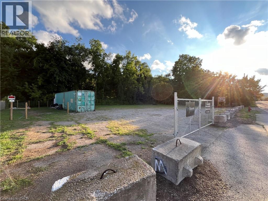 652 LAWRENCE photo 2