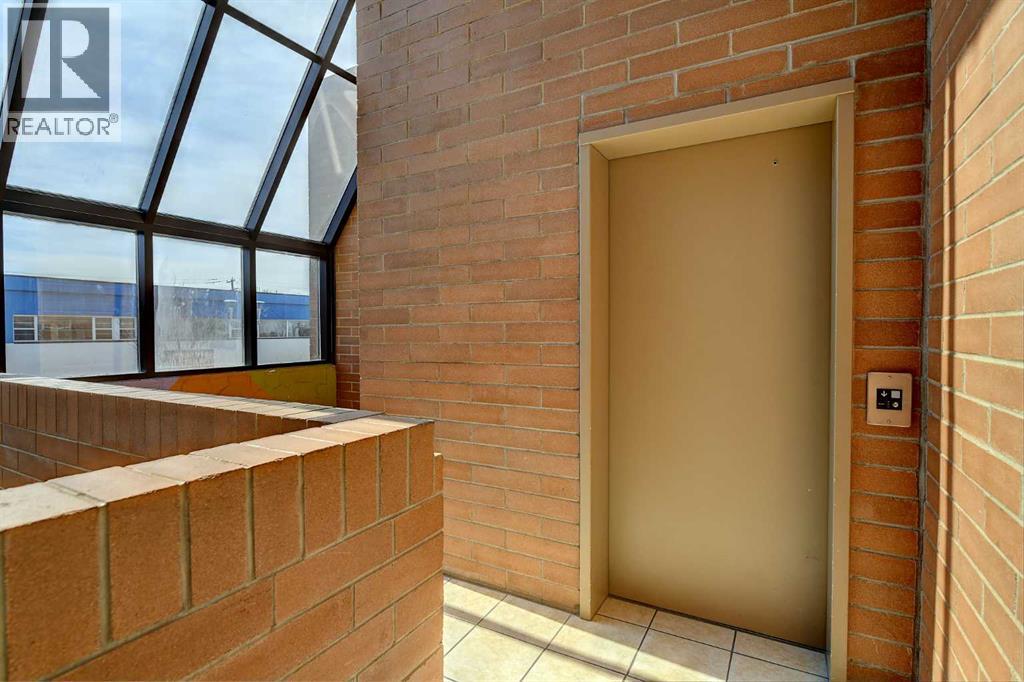 10006 101 Unit 208 photo 4