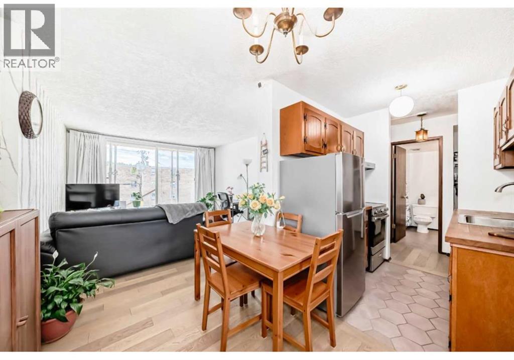 635 57 Unit 305 photo 3