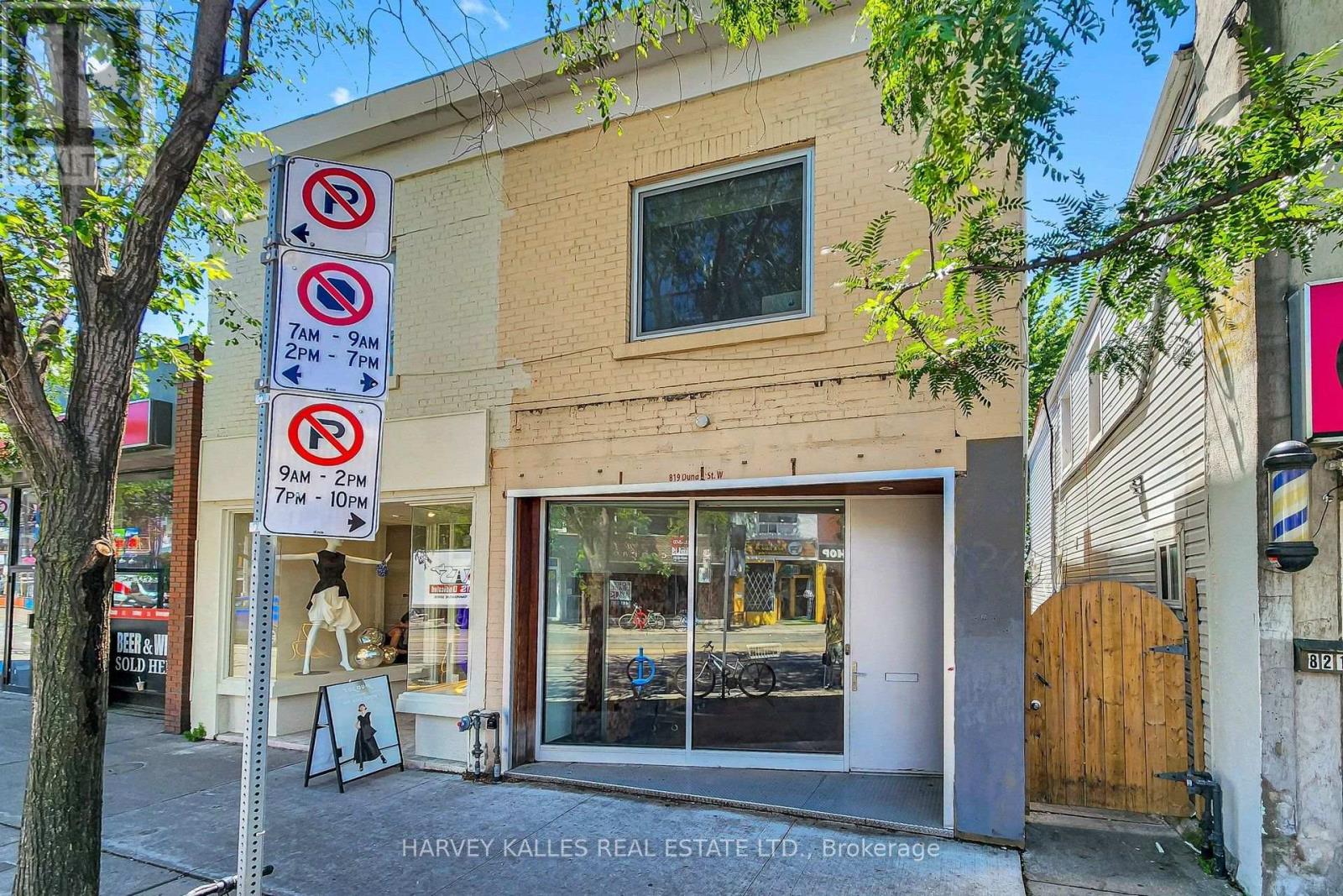 819 Dundas