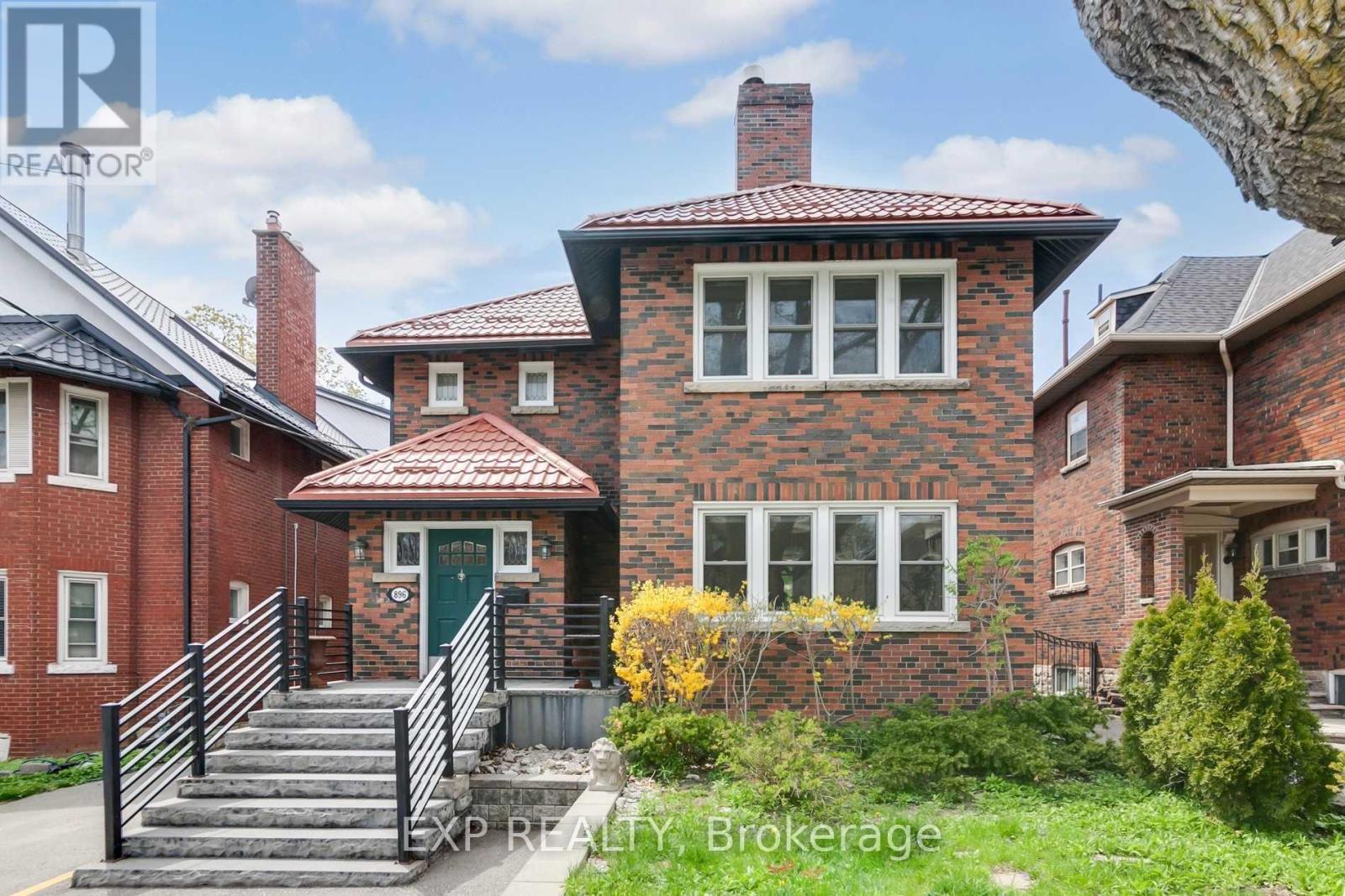 896 Avenue