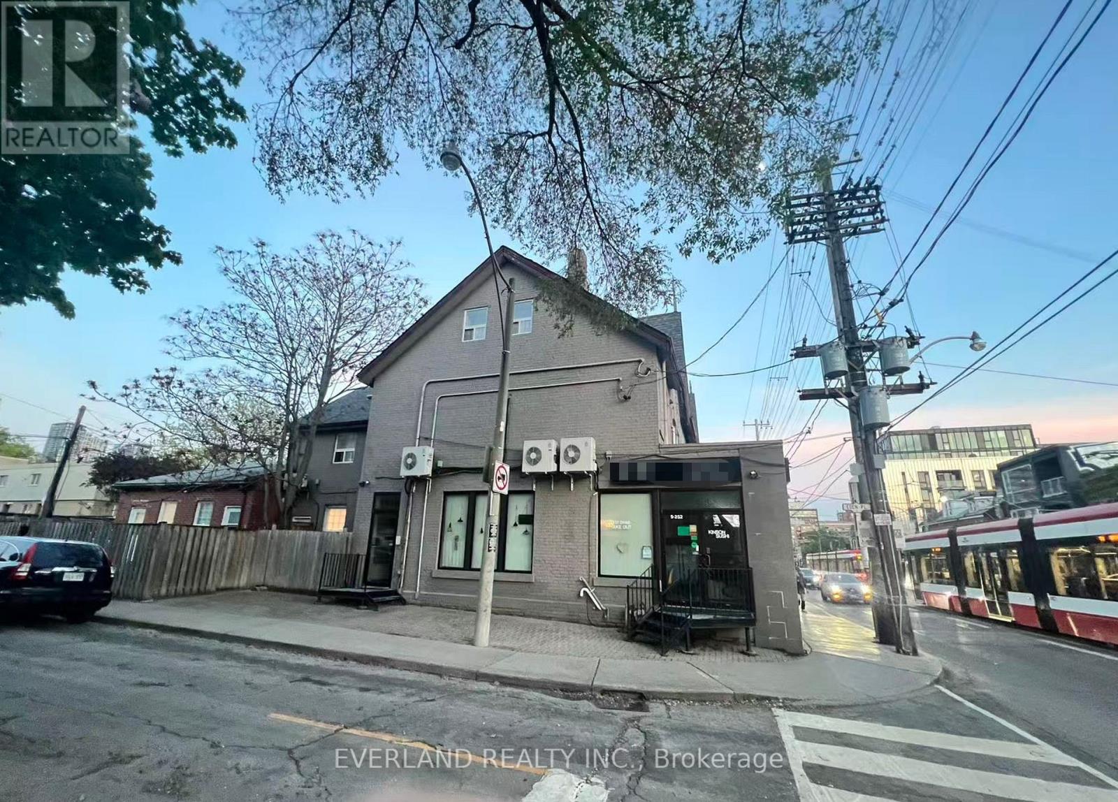 217 Bathurst