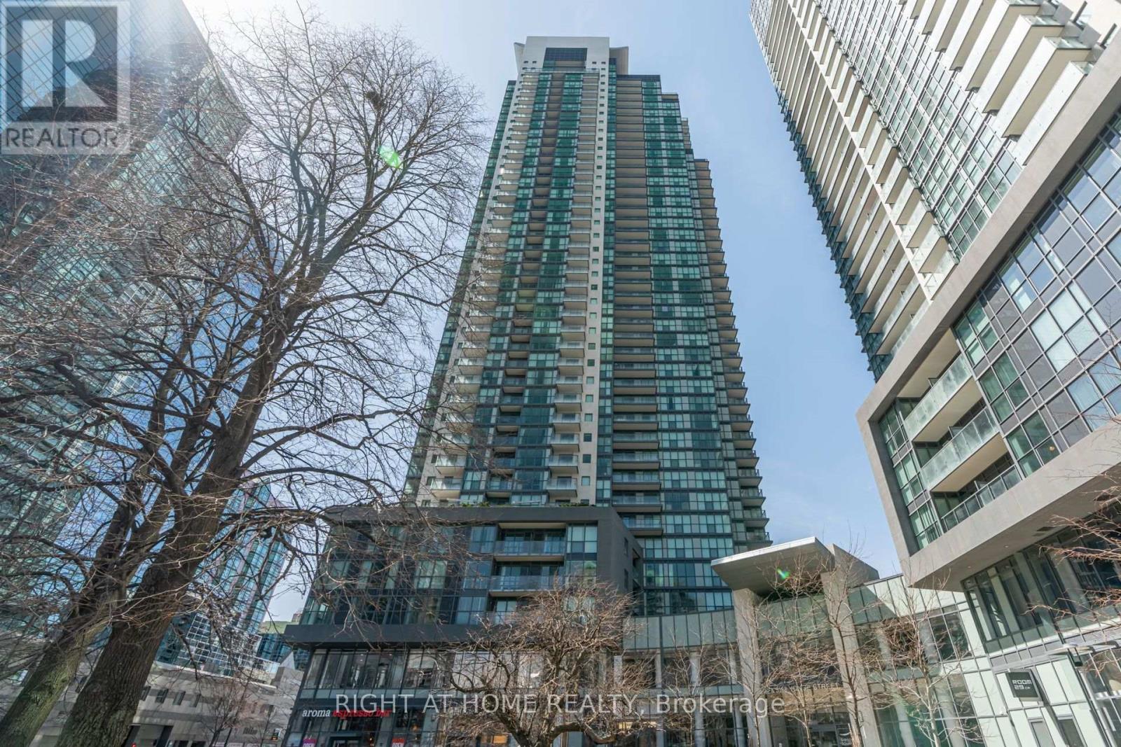 5162 Yonge Unit LPH208