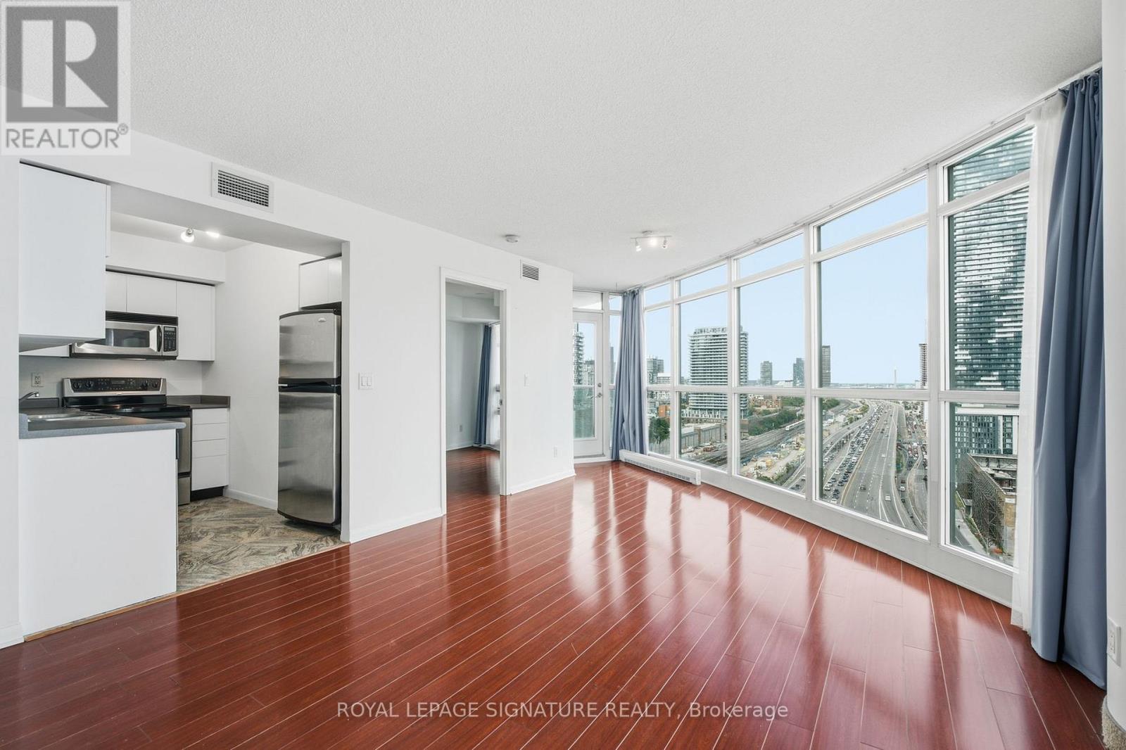 18 Yonge Unit 2011