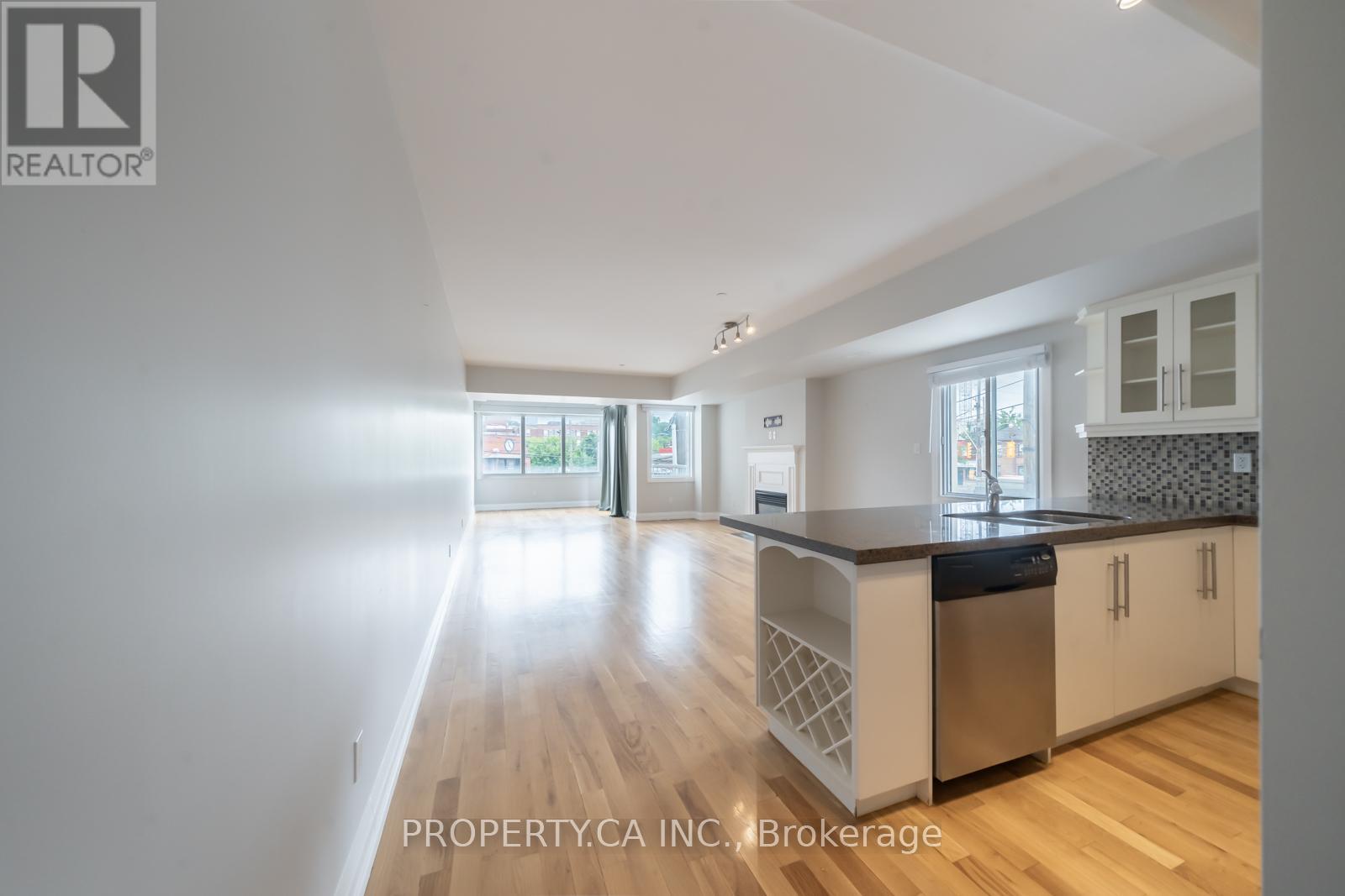 473 Dupont Unit 2 photo 2