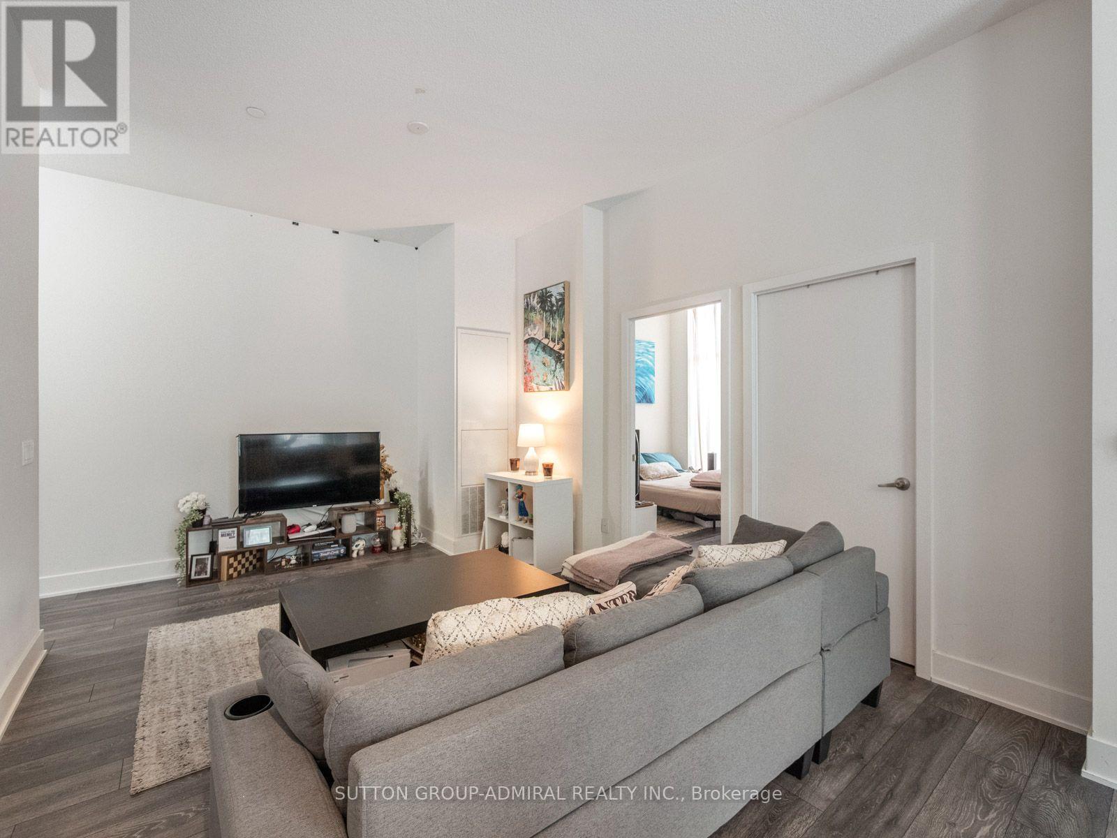 188 Fairview Mall Unit 101 photo 4
