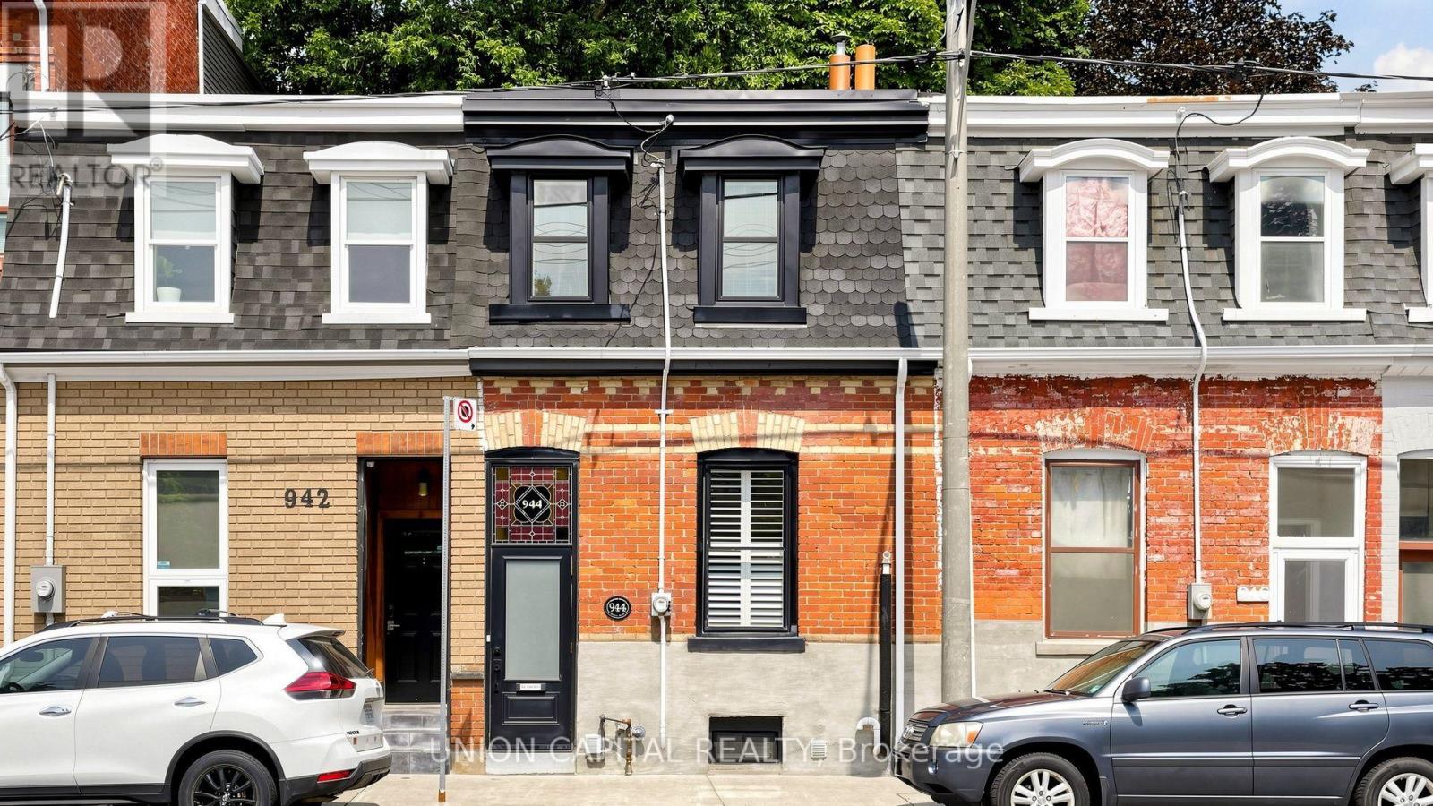 944 Dundas