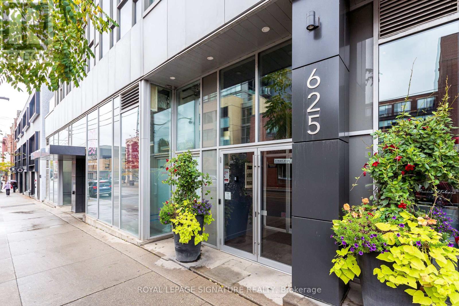625 Queen Unit 211