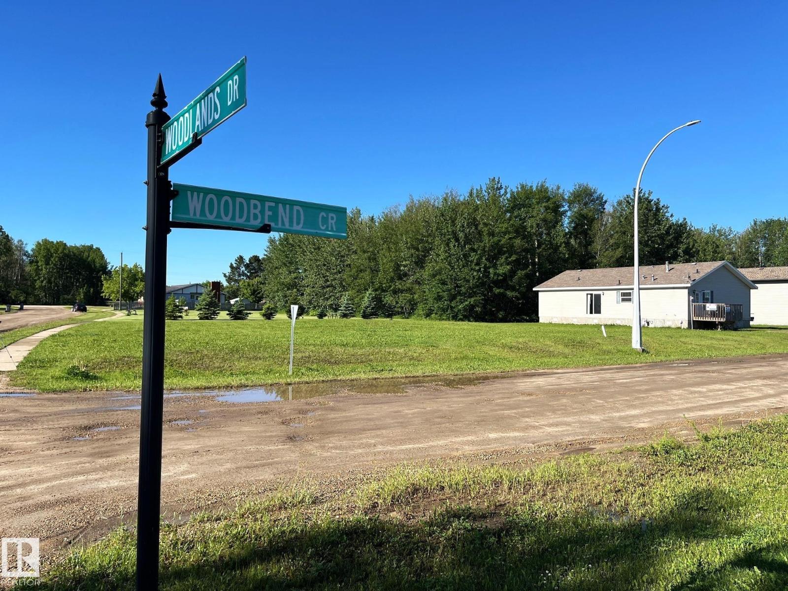 100 Woodlands DR
