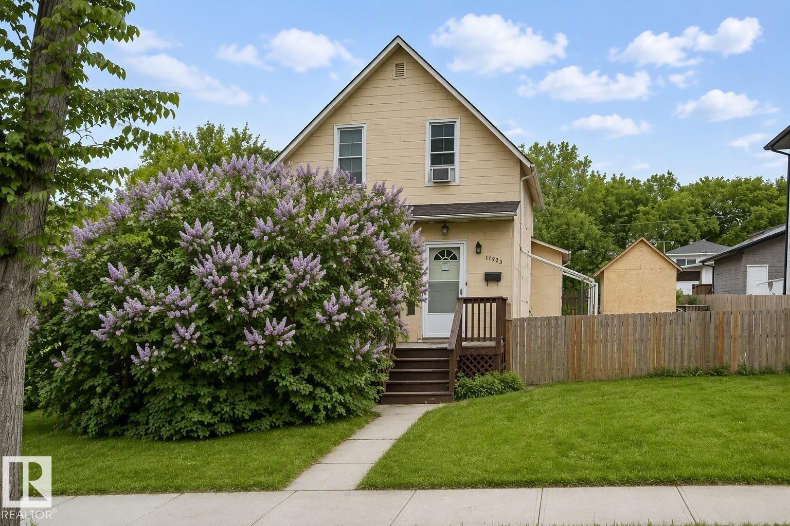 11933 70 ST NW