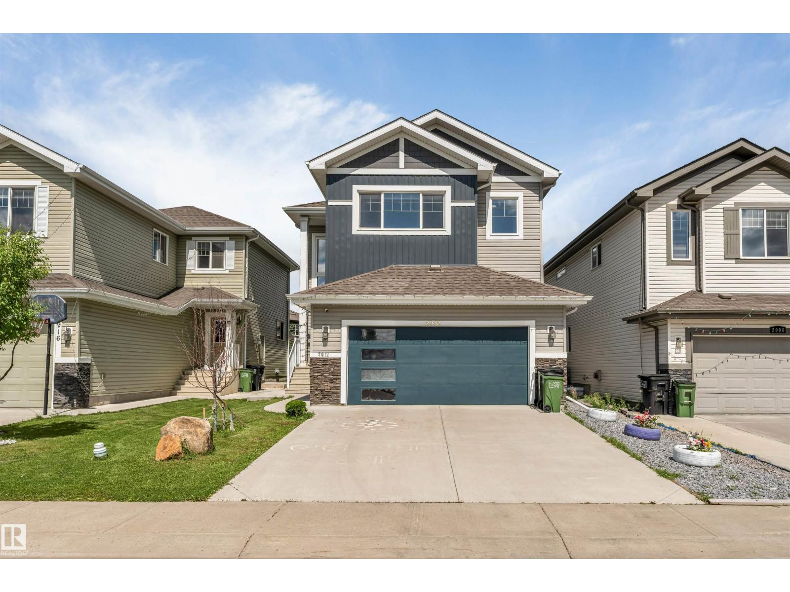 2912 12 AV NW