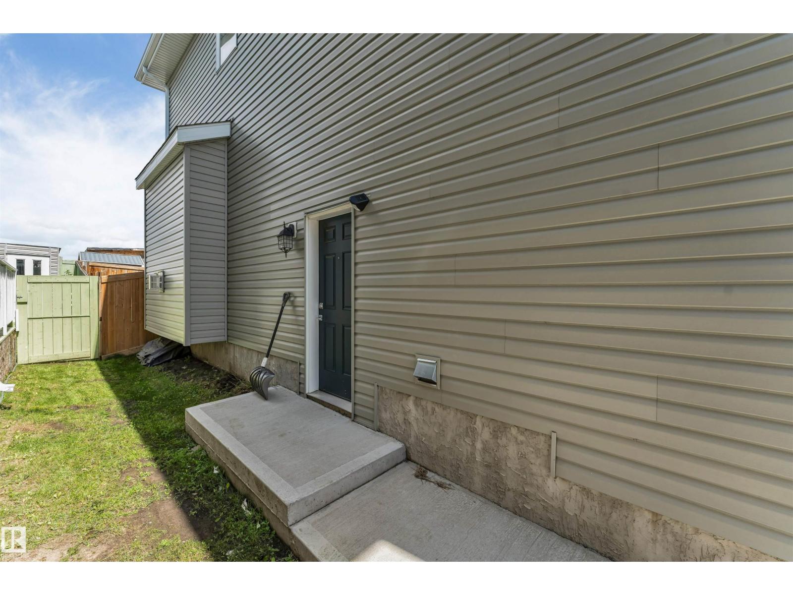 2912 12 AV NW photo 4