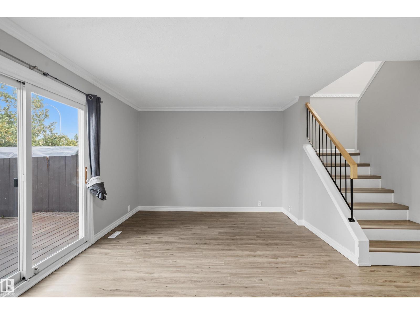 18124 93 AV NW photo 2