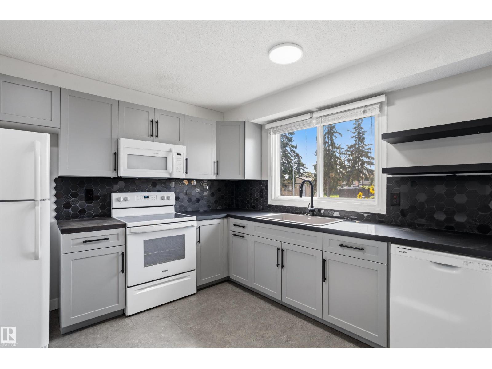 18124 93 AV NW photo 5