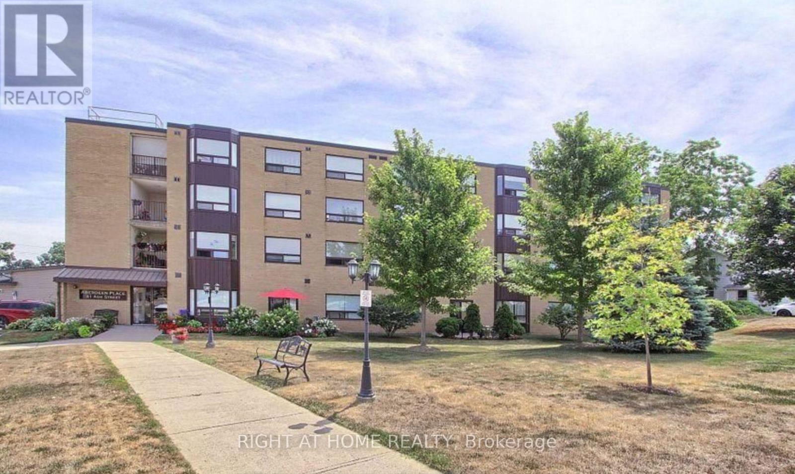 41 Ash Unit 402 photo 4